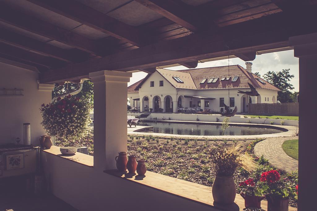 Deak Udvarhaz Hotel Kakucs ภายนอก รูปภาพ